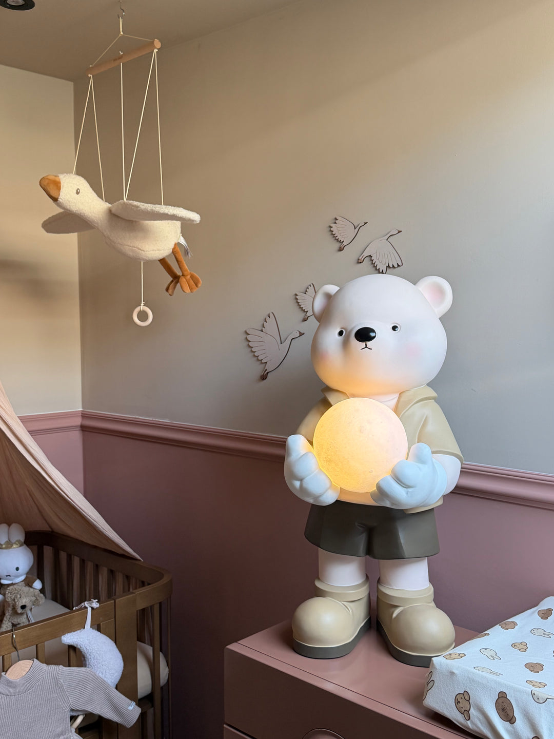 Baby Beer Lamp 75cm – Luxe Kinderkamer Decor met Warm Licht