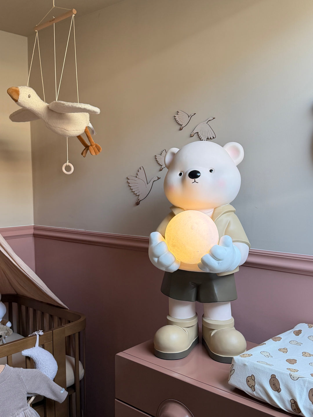 Baby Beer Lamp 75cm – Luxe Kinderkamer Decor met Warm Licht