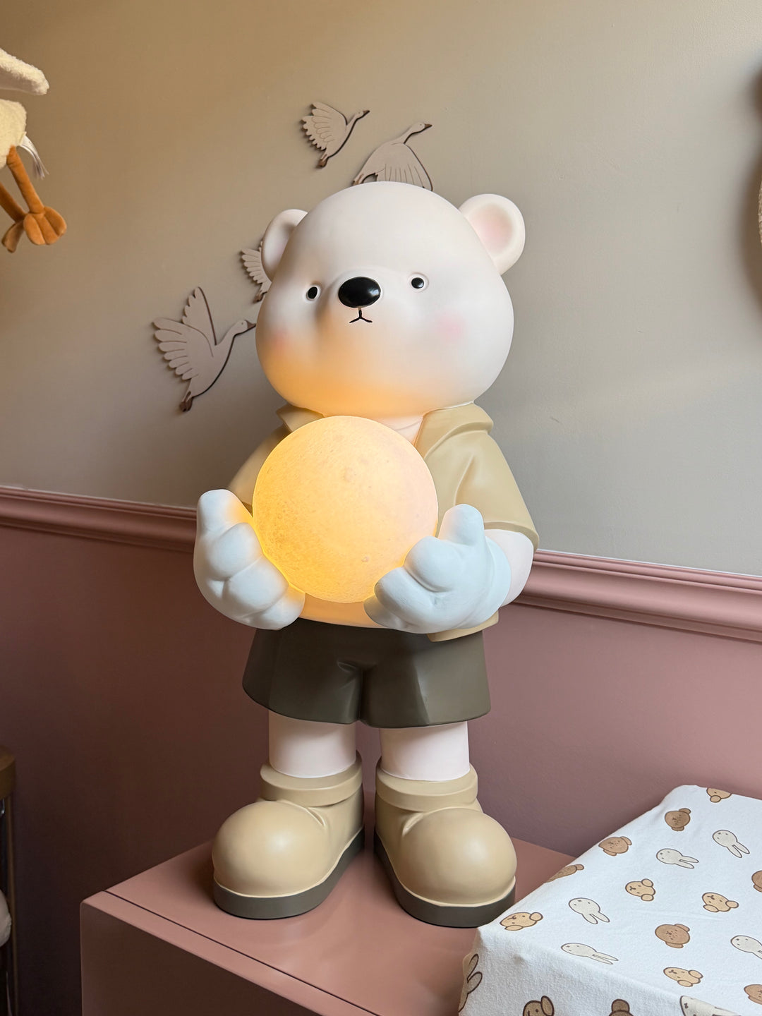 Baby Beer Lamp 75cm – Luxe Kinderkamer Decor met Warm Licht
