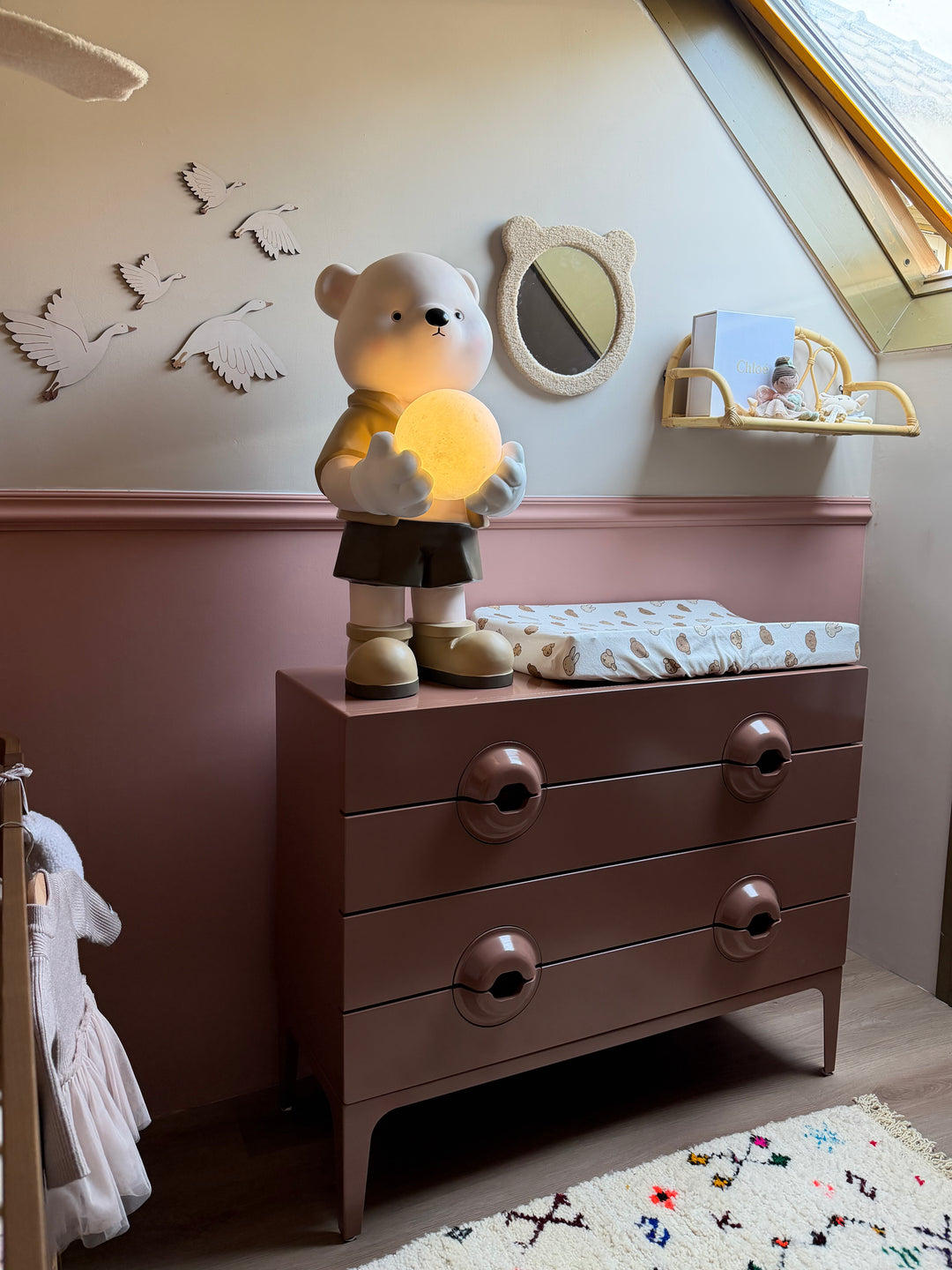 Baby Beer Lamp 75cm – Luxe Kinderkamer Decor met Warm Licht