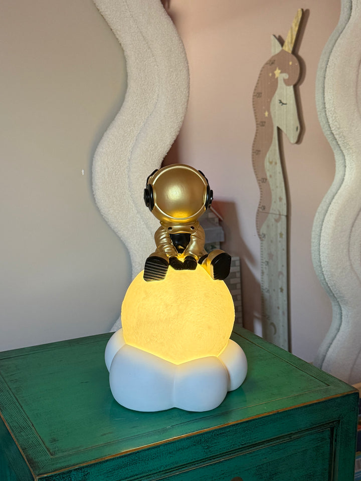Gouden Astronaut Lamp op Maan