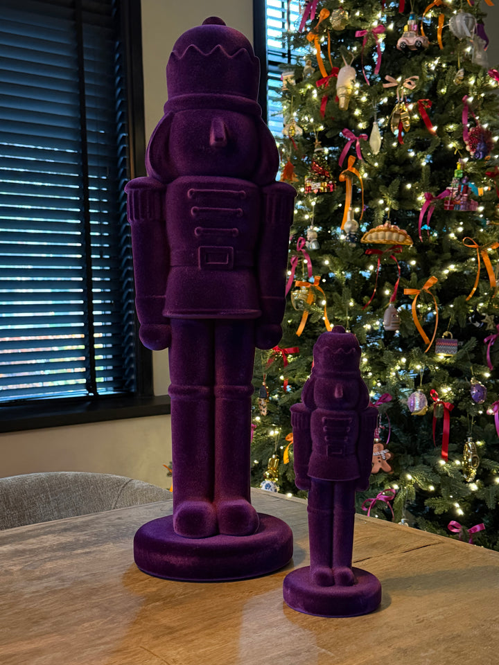 Paarse Fluwelen Notenkraker – Luxe Velvet Kerstdecoratie