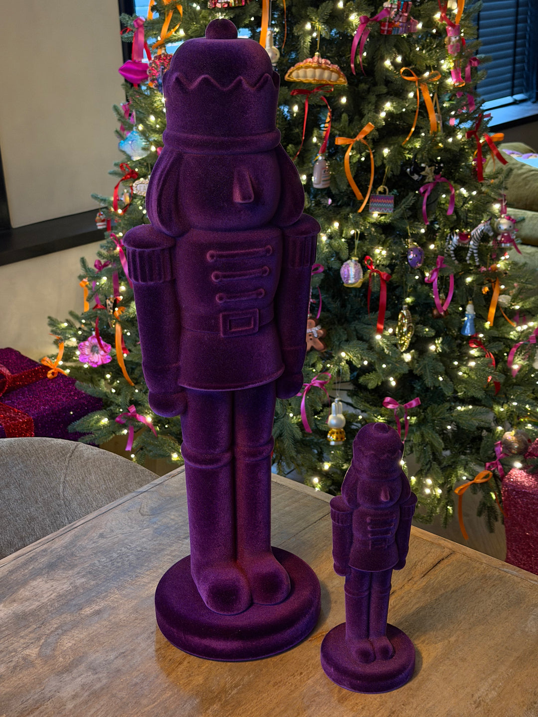 Paarse Fluwelen Notenkraker – Luxe Velvet Kerstdecoratie