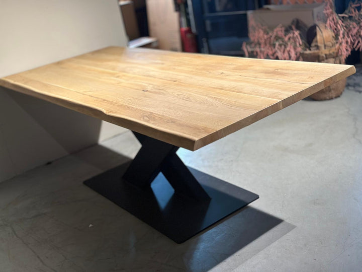 Eiken Eettafel met Stalen Poot Nieuwstaat