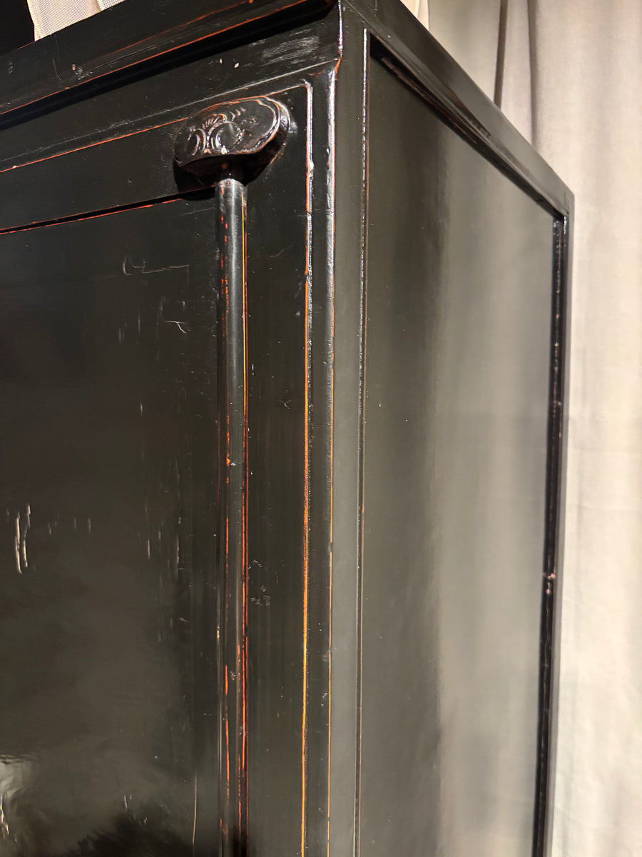 Chinese Bruidskast Hoogglans Zwart – Vintage Chinese Kast met Messing Beslag