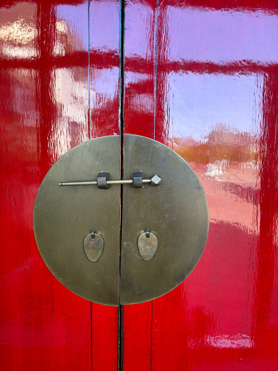 Chinese Bruidskast Rood – Vintage Chinese Kast met Messing Details | 193 cm