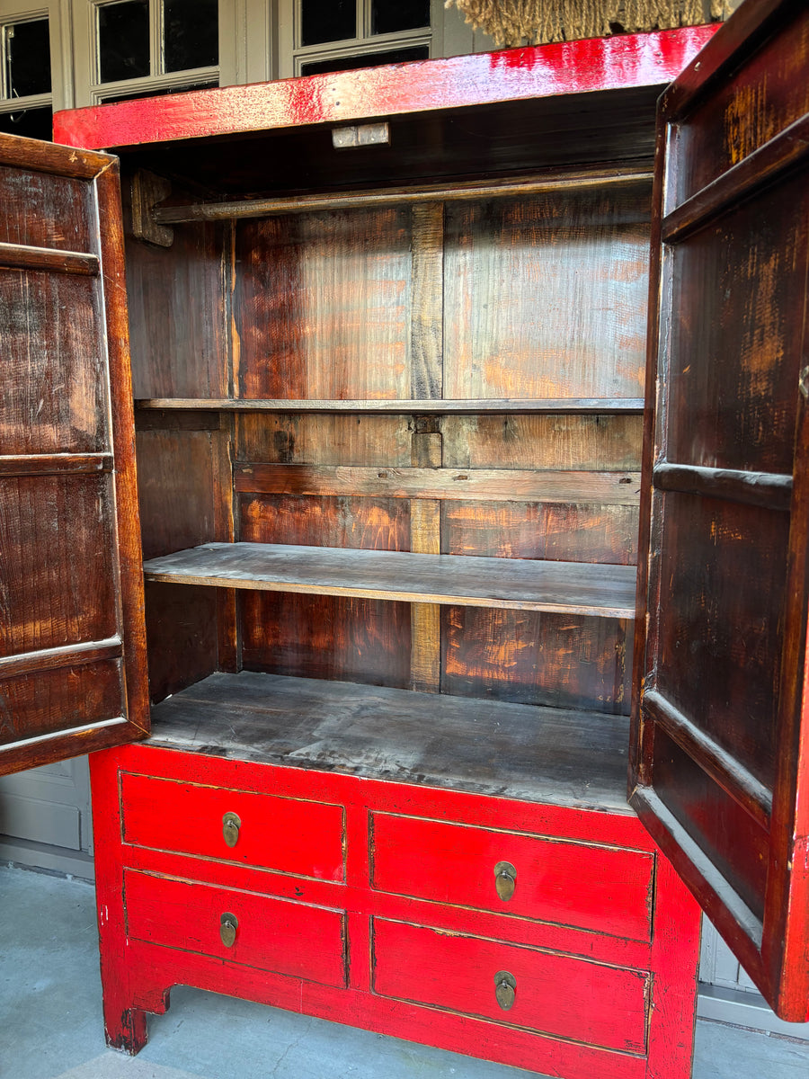 Chinese Bruidskast Rood – Vintage Chinese Kast met Messing Details | 193 cm