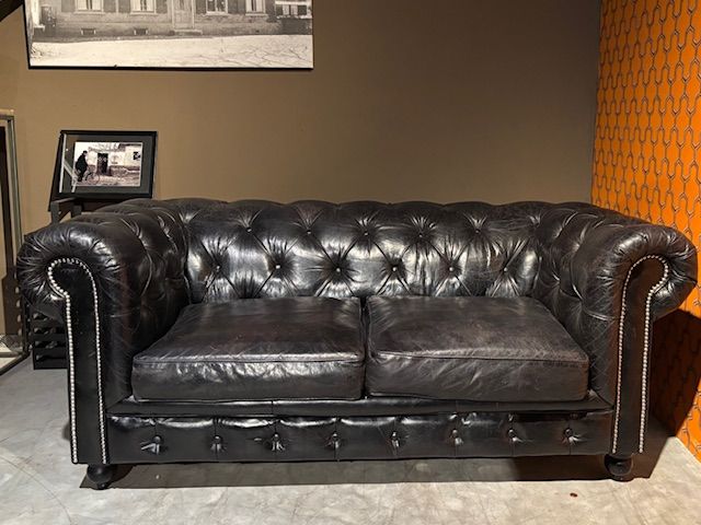 Chesterfield 2 zits Bank , Zwart Craqulee Leer
