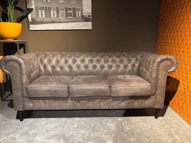 Chesterfield 3 zits Bank Grijs geschuurd Leer