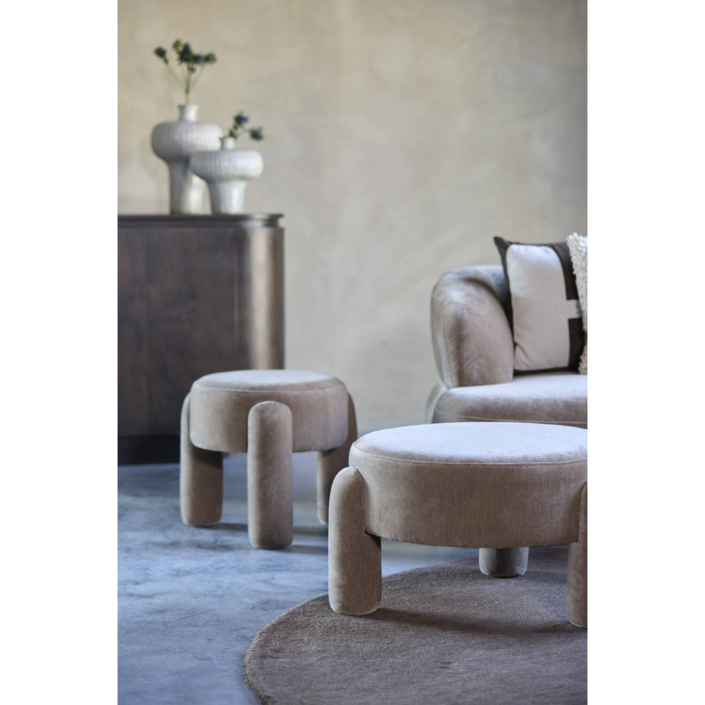 Grote poef Ozimi taupe velvet in interieur
