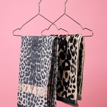 Leopard theedoeken zwart zand aan hangers