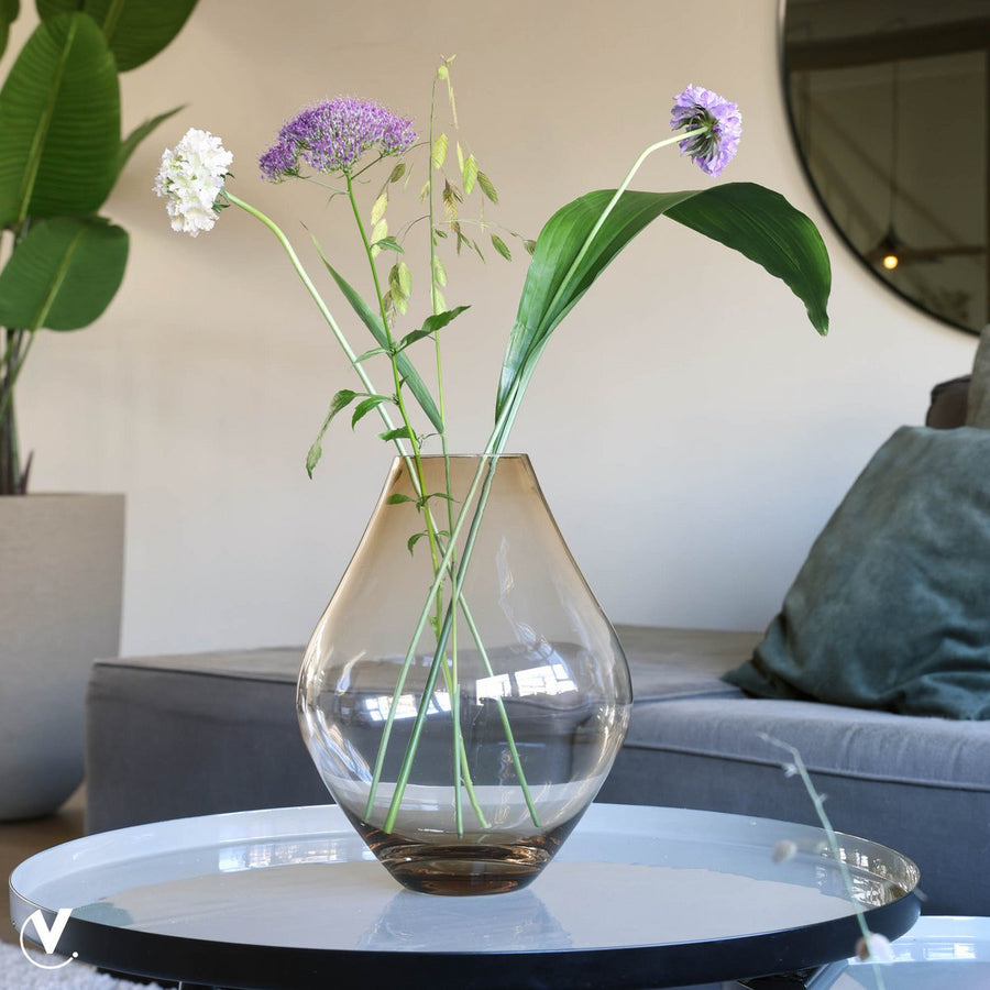 Lesse Taupe Vaas – Mondgeblazen Glazen Vaas Ø19 of Ø22 cm – Ambachtelijk Uniek Design in Taupe