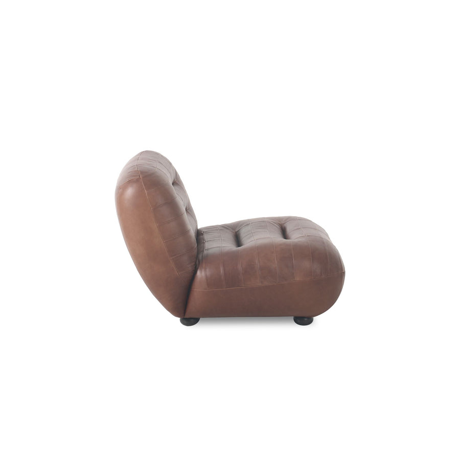 Detail van het wax leer van de Wyatt fauteuil