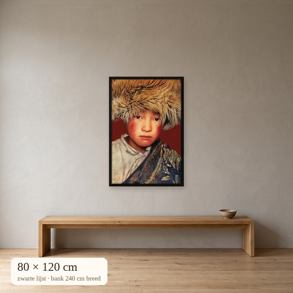 Tibetaanse jongen rood gobelin 80x120 cm met zwarte lijst boven bank van 240 cm