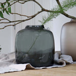 Bartica Grey vaas – Ronde mondgeblazen vaas van grijs glas