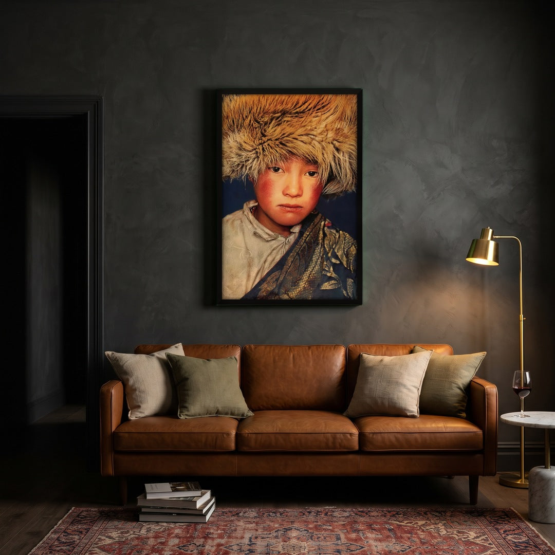 Tibetaanse jongen blauw gobelin met zwarte lijst boven cognac leren bank in warme woonkamer