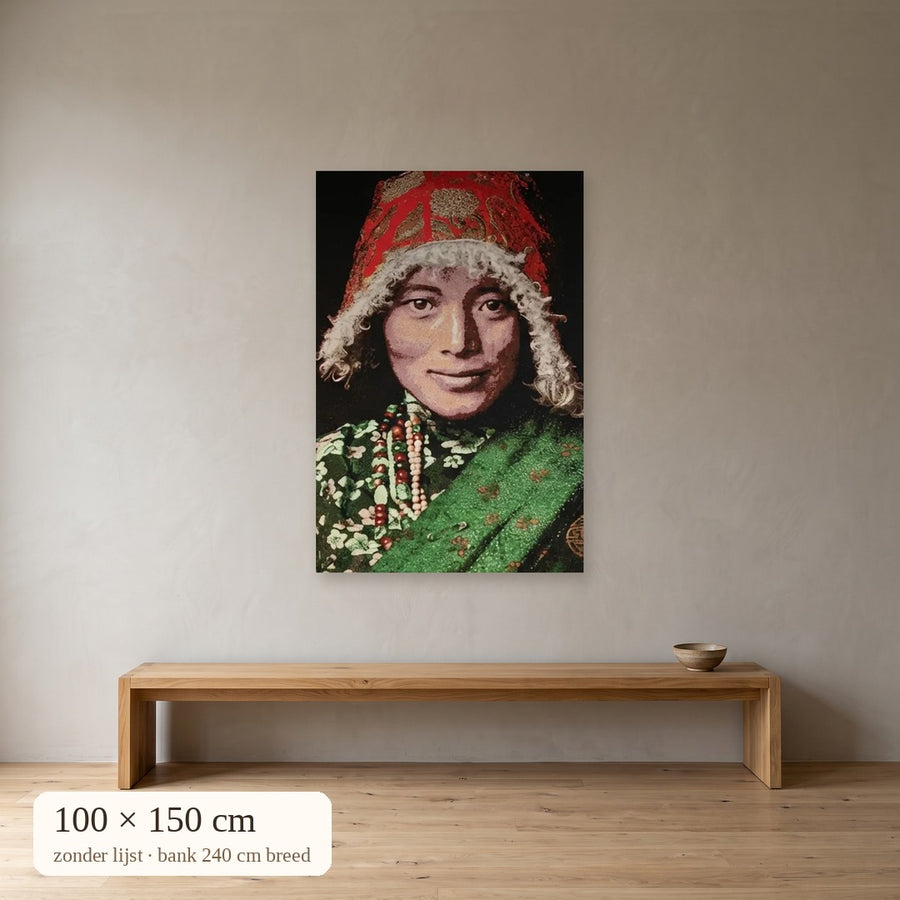 Tibetaanse vrouw wandpaneel 100x150 cm zonder lijst boven bank van 240 cm