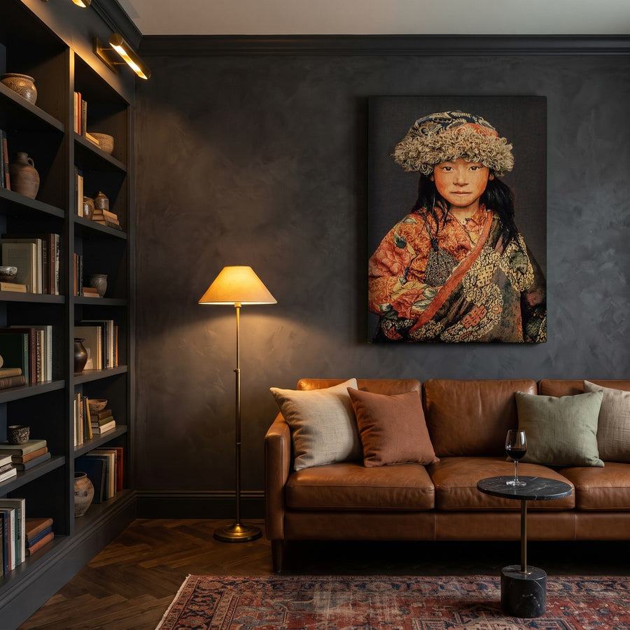 Tibetan Child blauw gobelin zonder lijst in warme bibliotheek-woonkamer