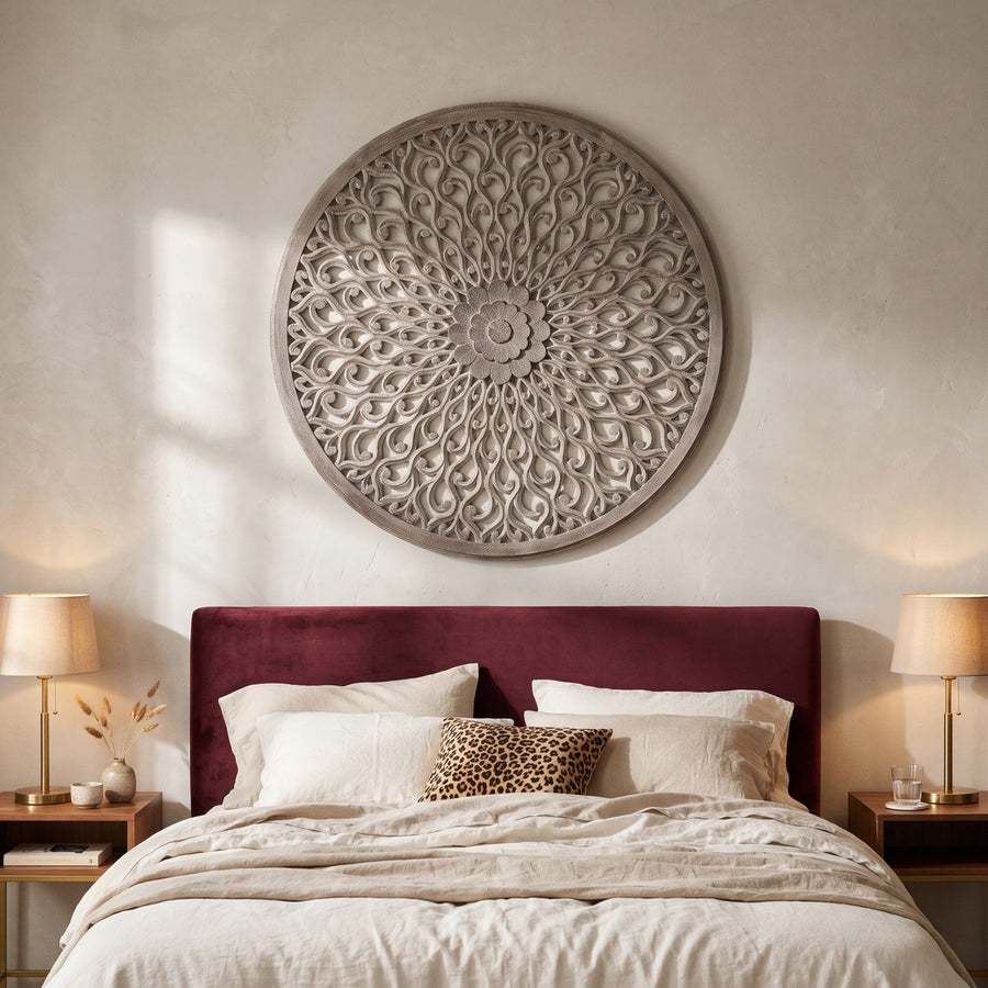 Vane wandpaneel Ø120 cm boven een bed met bordeaux velvet hoofdbord