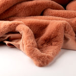Bontplaid Muted Clay roze 140x180 cm – detail bont en velvet achterkant
