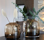 Bartica Taupe vaas – Lage mondgeblazen designvaas in taupe glas