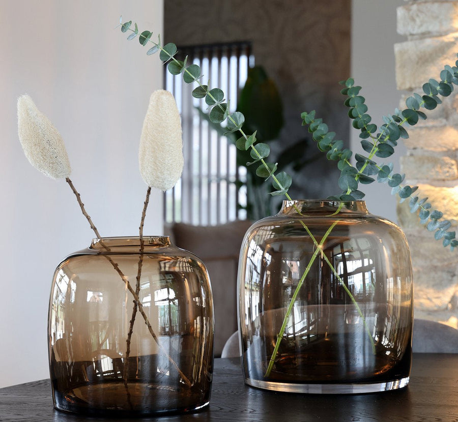 Bartica Taupe vaas – Lage mondgeblazen designvaas in taupe glas