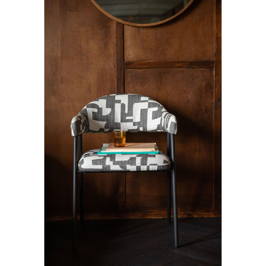 Dutchbone Miyo eetkamerstoelen aan tafel