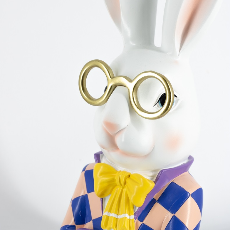 Paasornament haas met bril – kleurrijk decoratiebeeld