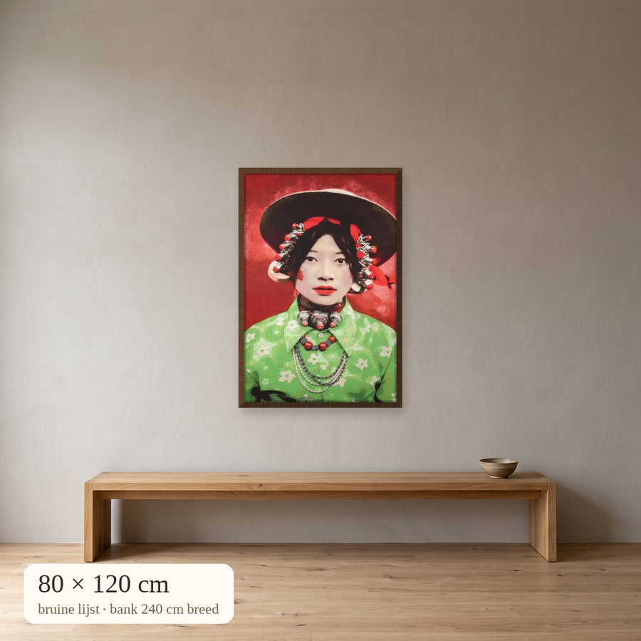 Tibetaans meisje gobelin 80x120 cm met bruine lijst boven bank van 240 cm