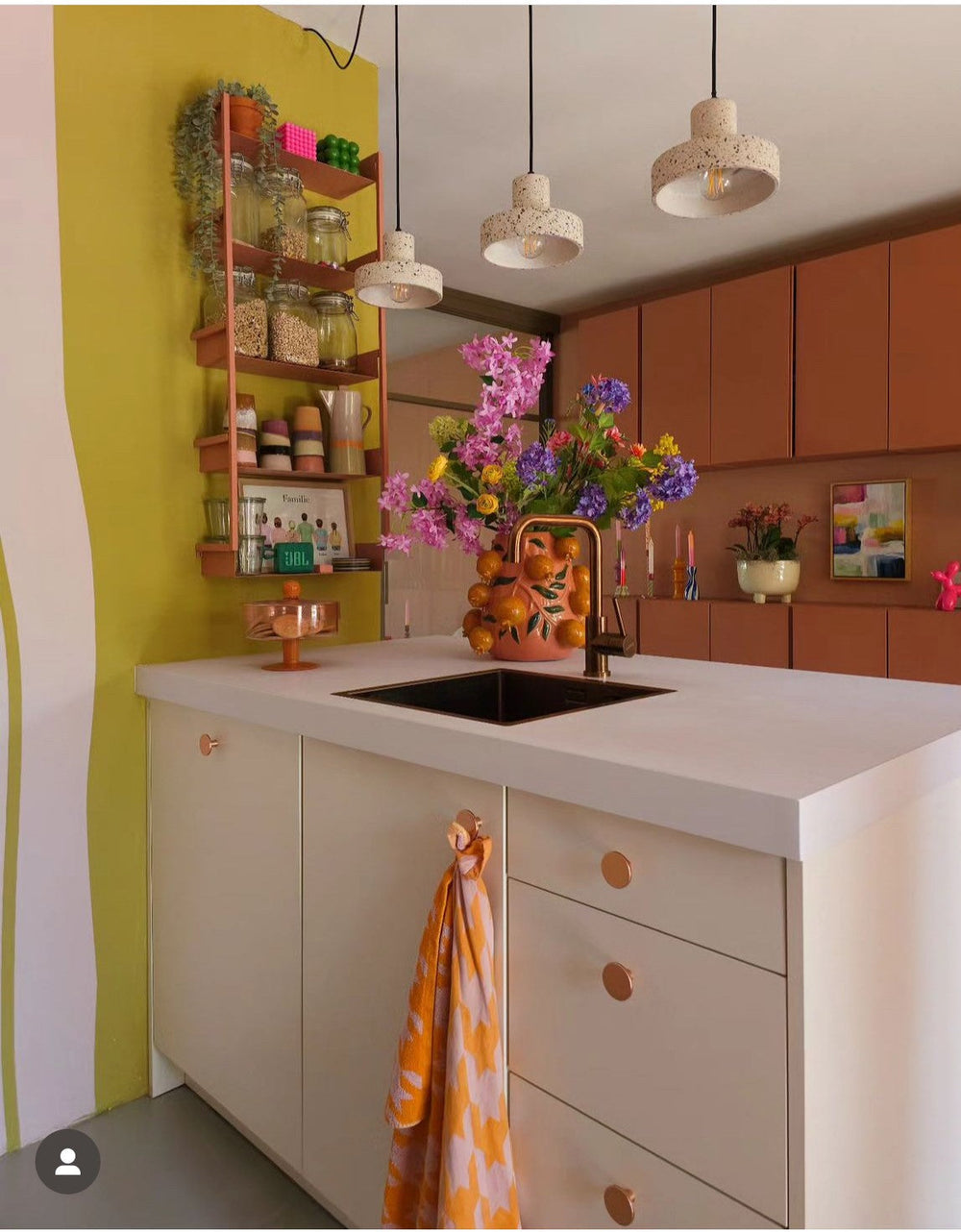 Theedoek pied-de-poule oranje roze in de keuken