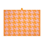Keukenhanddoek pied-de-poule roze oranje hangend aan haakje