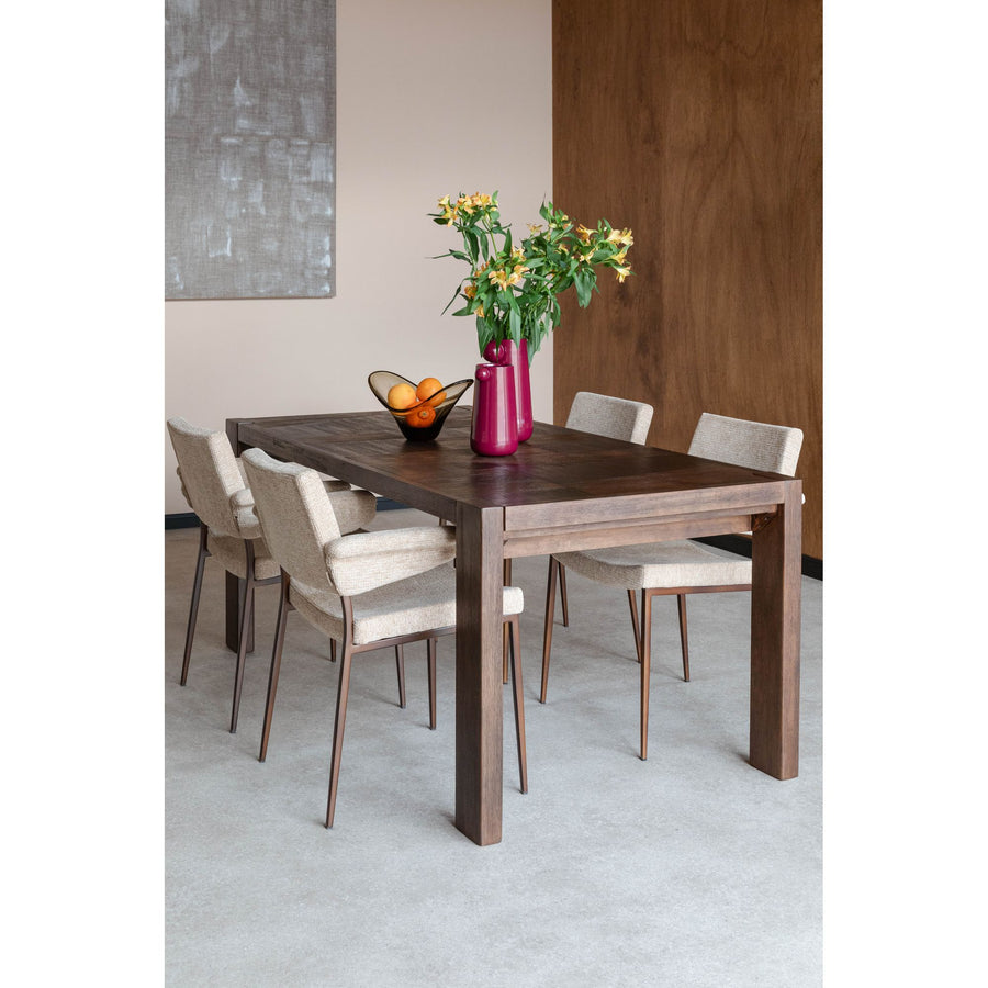 Massief houten eettafel Bruneau in een eetkamer met rieten stoelen
