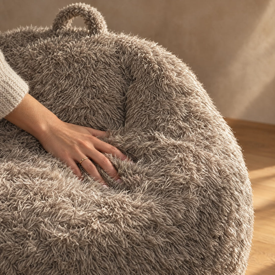 Elsa fluffy lounge stoel – detail zachte pluche stof