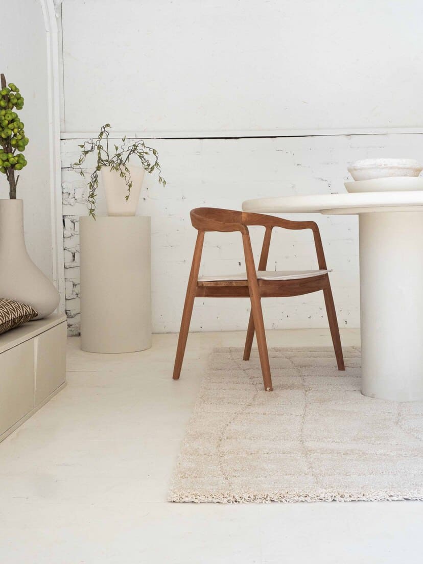 Brinker Loona vloerkleed Ivory onder een ronde eettafel
