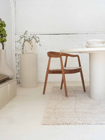 Brinker Loona vloerkleed Ivory onder een ronde eettafel