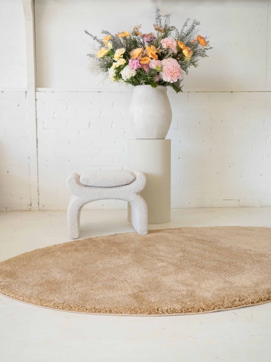 Brinker Maare vloerkleed Beige gestyled in een woonkamer