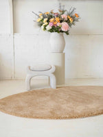 Brinker Maare vloerkleed Beige gestyled in een woonkamer