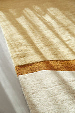 Brinker Organix wollen vloerkleed Gold in een woonkamer