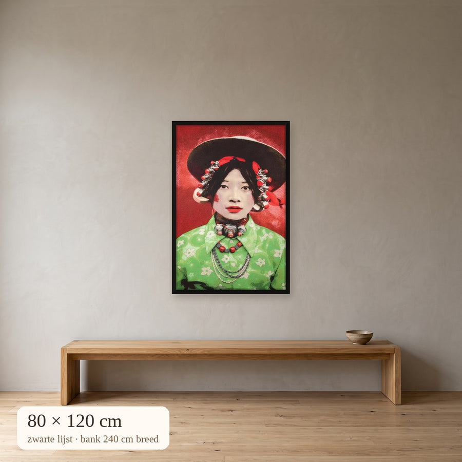 Tibetaans meisje gobelin 80x120 cm met zwarte lijst boven bank van 240 cm