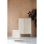 Faces bijzettafel naast een fauteuil
