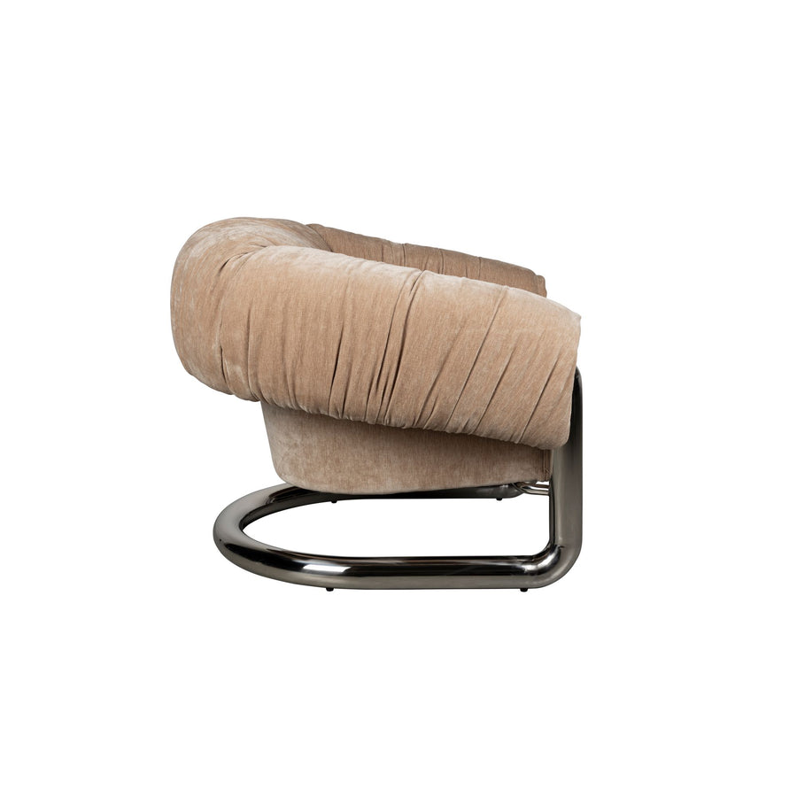 Beige bouclé zitting van de Dutchbone Marly fauteuil