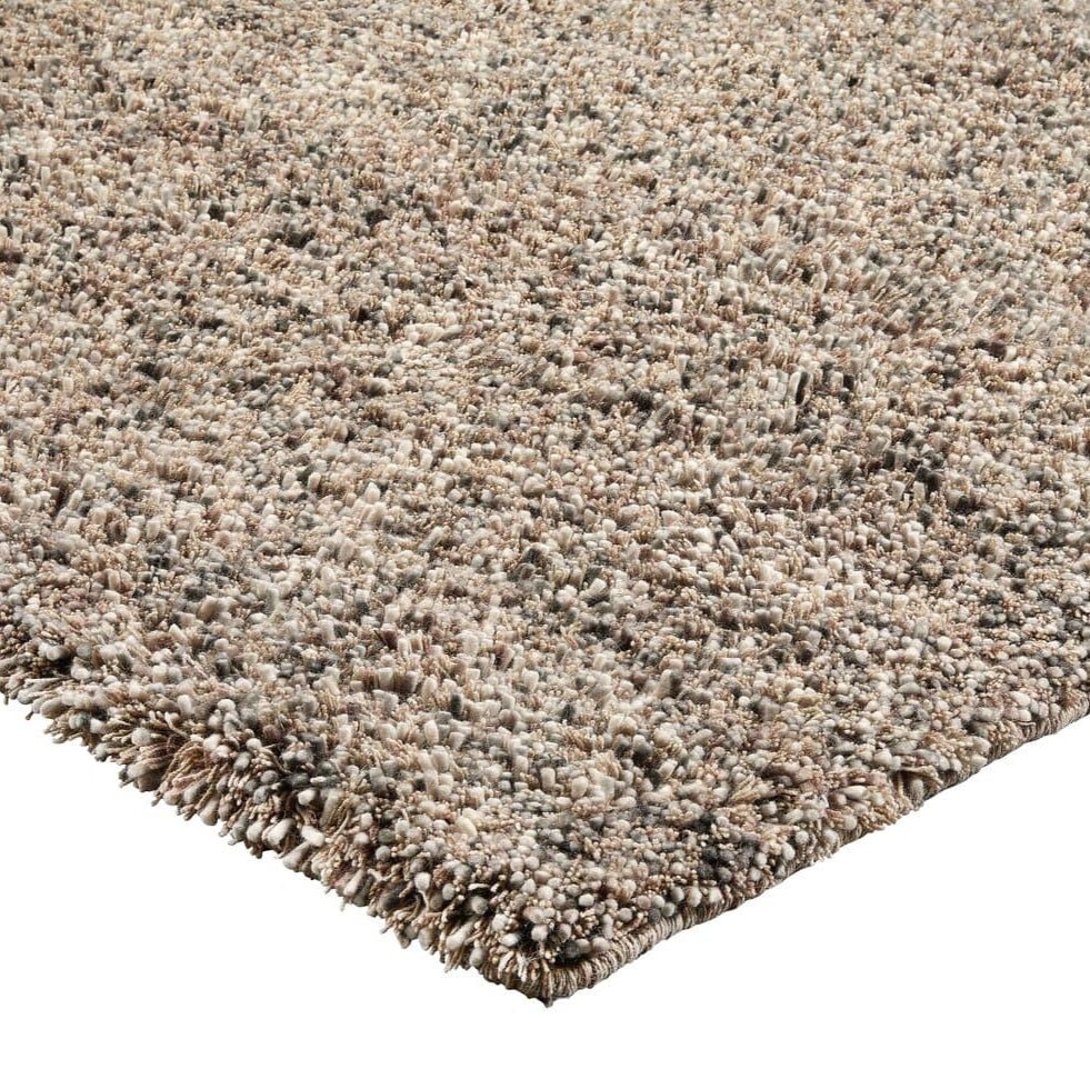 Detail van de volle hoogpolige wol in taupe