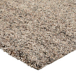 Detail van de volle hoogpolige wol in taupe