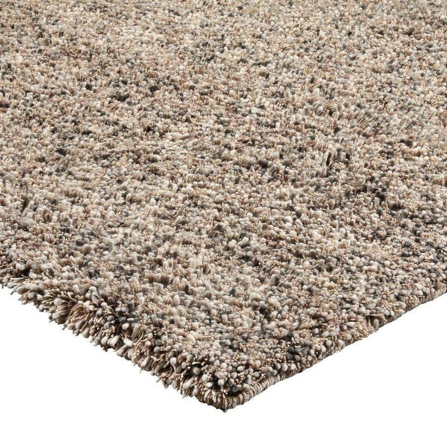 Detail van de volle hoogpolige wol in taupe