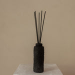 Geurstokjes Dark Amber 100 ml in zwarte fles met leisteen look