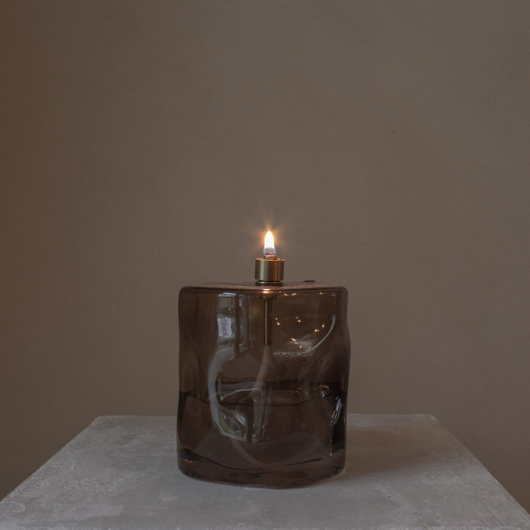 Glazen olielamp bruin met bronzen dop – Ash & Ivory