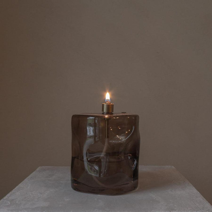 Glazen olielamp bruin met bronzen dop – Ash & Ivory