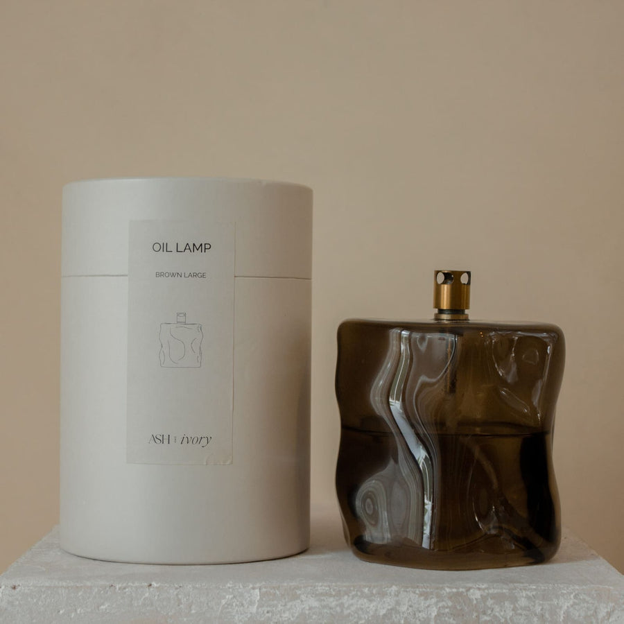 Glazen olielamp bruin in twee maten sfeerbeeld
