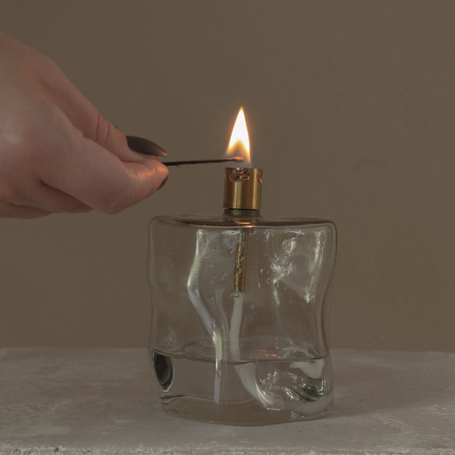 Glazen olielamp light grey detail bronzen dop