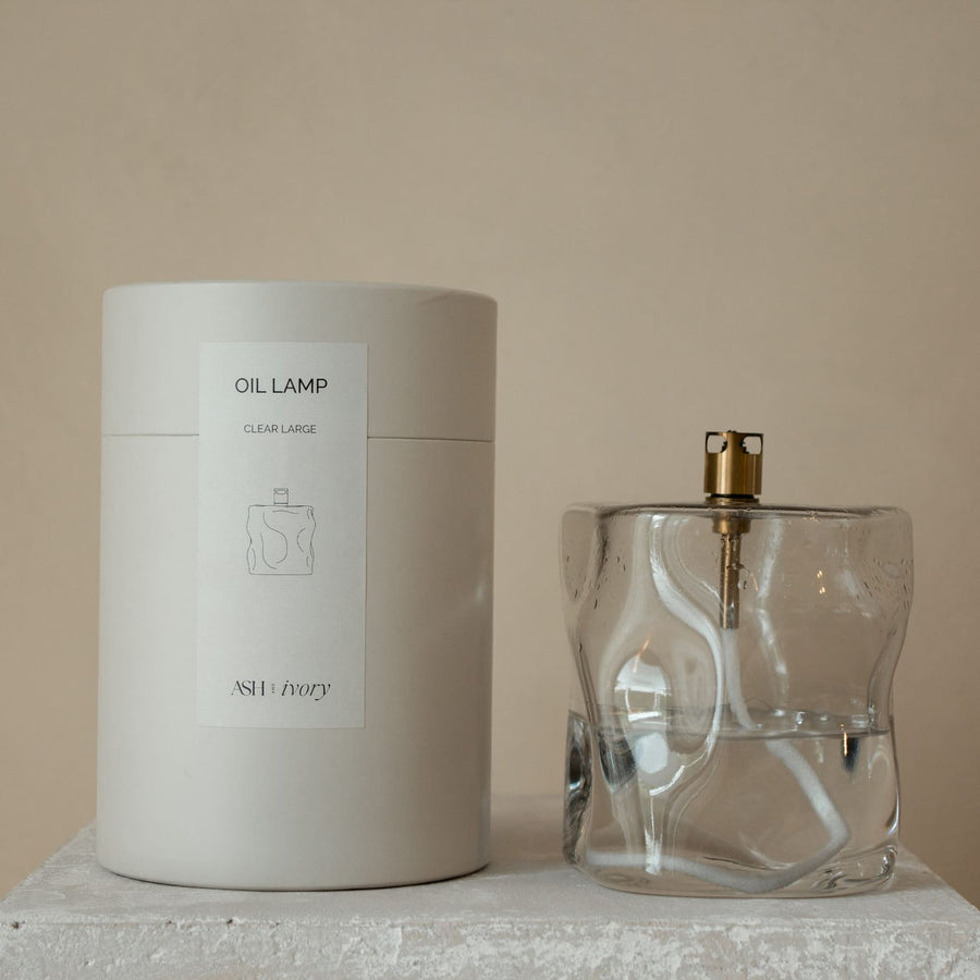 Glazen olielamp light grey sfeerbeeld met vlam